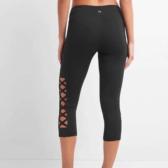 Gap GFast High Rise Blackout Cutout Capris XSP - Picture 2 of 6